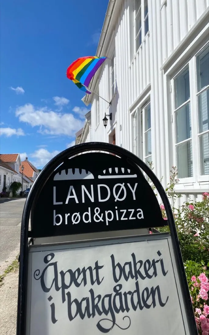 Skilt utenfor Landøy Brød & Pizza – åpent bakeri i bakgården, Ytre Sandgate i Mandal