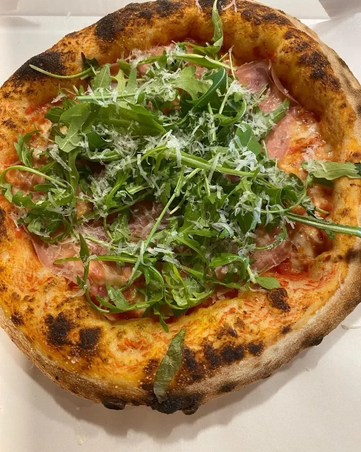 Napolitansk pizza med spekeskinke, ruccola og parmesan fra vedfyrt ovn