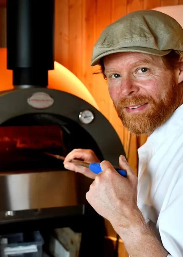 Ved den vedfyrte ovnen hos Landøy Brød & Pizza i Mandal